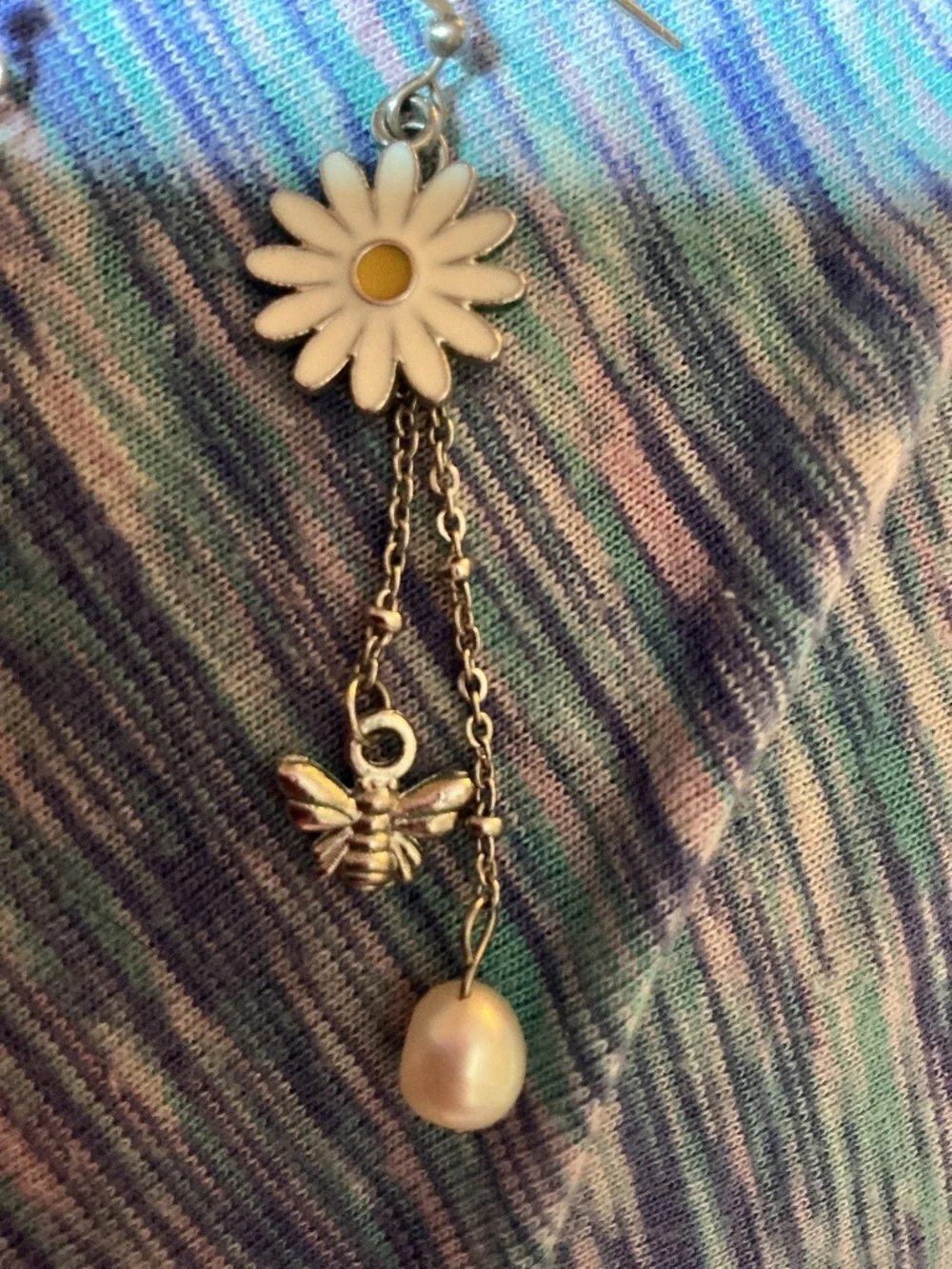Cute Daisy And Bee And Pearl Charmed Earrings